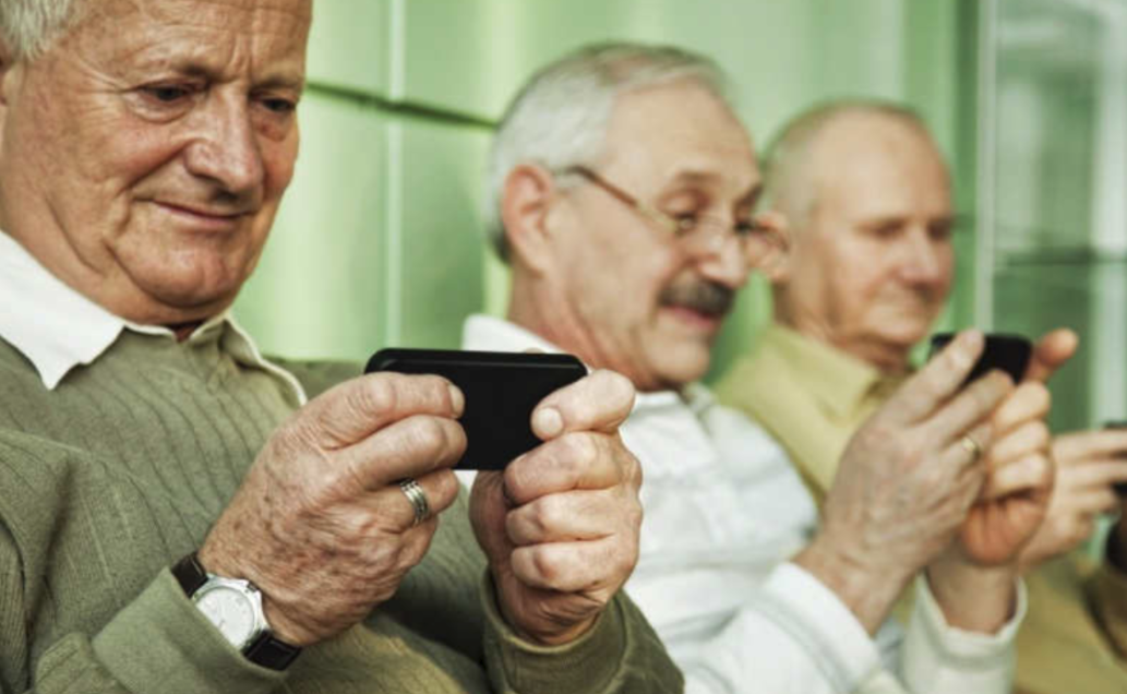 anziani che usano smartphone